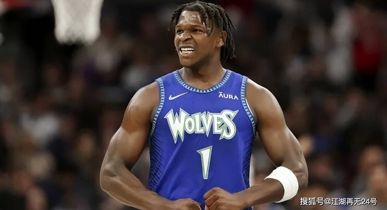 爱德华兹44分小哈达威32分东契奇缺阵森林狼送独行侠连败NBA常规赛激战正酣，西部领头羊森林狼主场迎战独行侠，东契奇此役因左股四头肌酸痛缺阵，独行侠上场不敌骑士，目前18胜13负暂列西部第6位，森林狼22胜7负稳居西部头名。